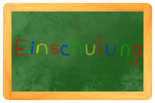 黑板上的彩色粉笔图片下载