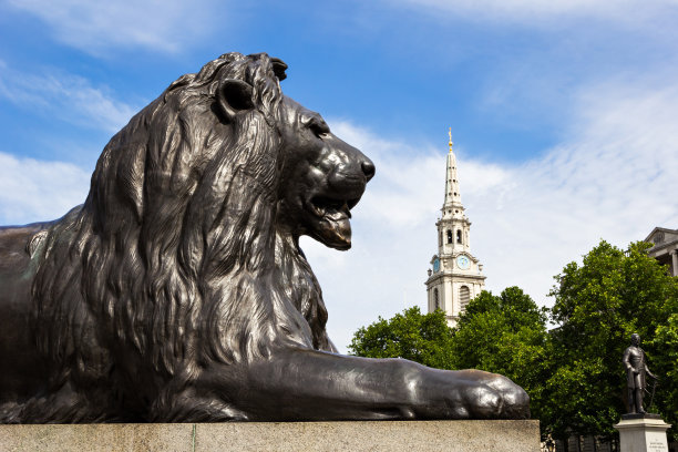 特拉法加广场-雕像和教堂塔图片下载