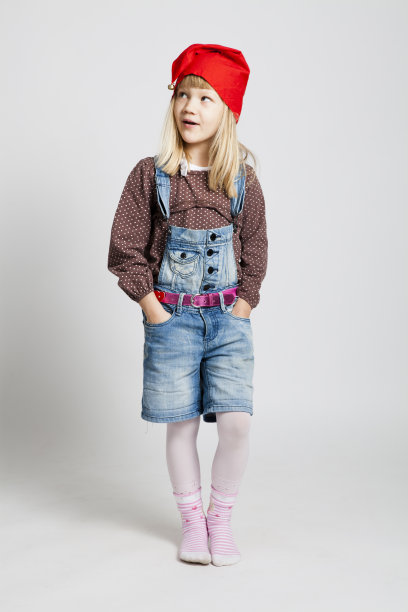 快乐的女孩戴着圣诞精灵帽图片下载