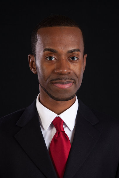 穿着西装的黑人，看着摄像机图片下载