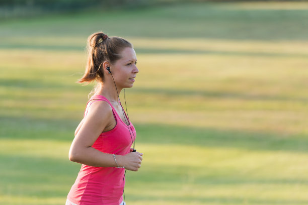 女孩在大自然中慢跑图片下载
