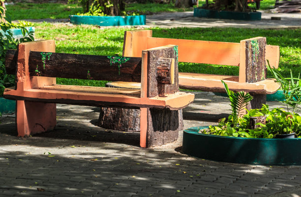 后院庭院长凳在花园图片下载