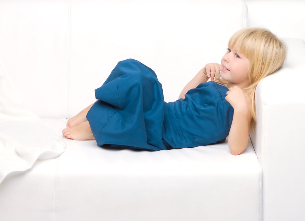 穿蓝衣服的女孩躺在沙发上图片下载