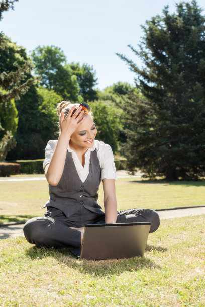 年轻女子手提电脑图片下载