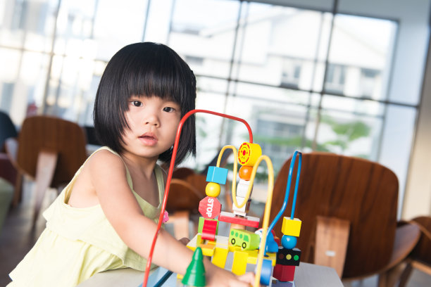 孩子玩玩具图片下载