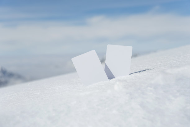 冬季场景中空空如也的滑雪缆车通行证图片下载