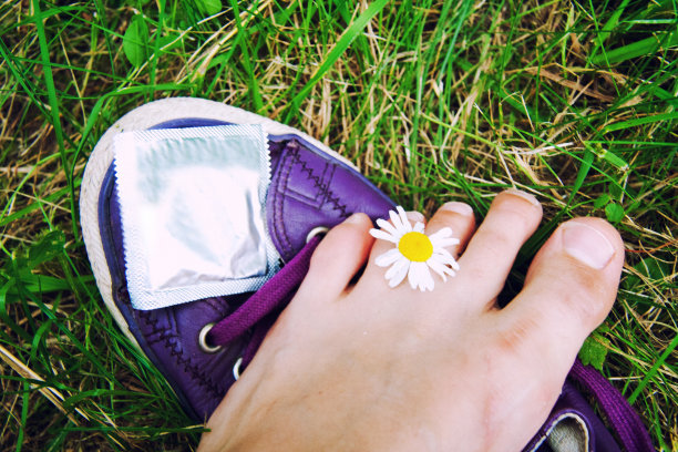 可爱的避孕套和女孩的脚的图片图片下载