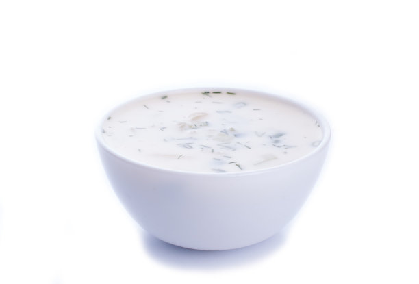 白色背景上的夏季蔬菜冷汤图片下载