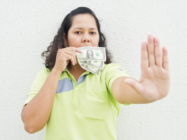 女人手上的美元钞票图片下载