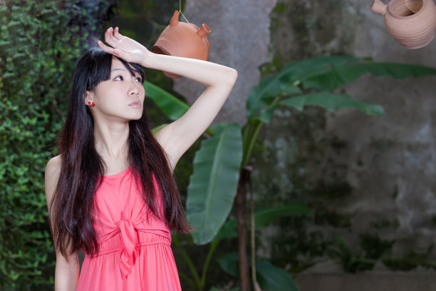 植物的亚洲女孩图片下载