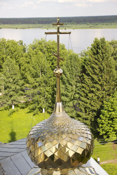 在美丽的风景中圆顶交叉图片下载