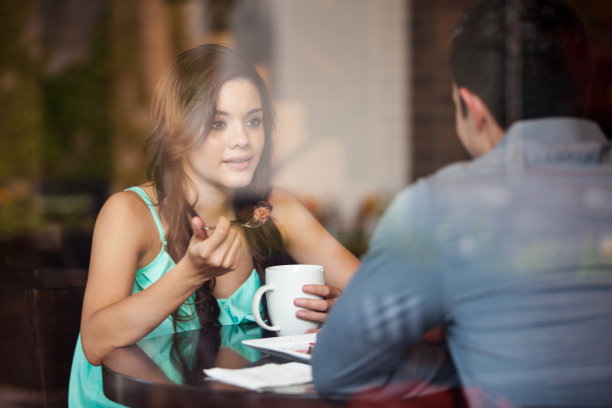 在餐厅吃蛋糕图片下载