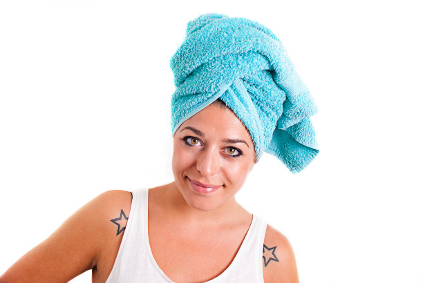 年轻女孩洗完头发后图片下载