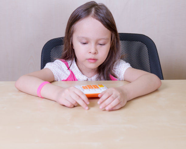 使用计算器的孩子图片下载