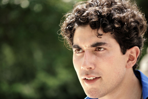 迷人的年轻男子看向远方图片下载