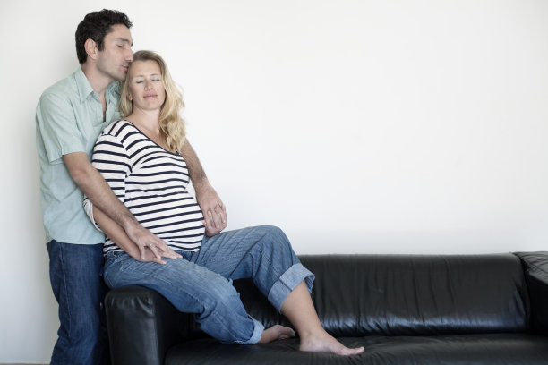 一对相爱的怀孕夫妇图片下载