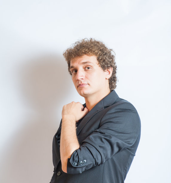 一个站在白色背景上的帅哥图片下载