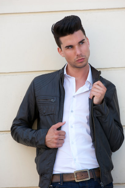 一个英俊男子的肖像拿着黑色皮夹克图片下载