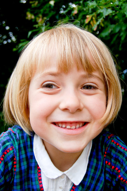 微笑的年轻女孩的特写图片下载