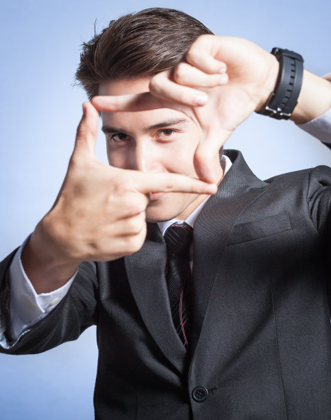 商人用手指创造框架的图片图片下载