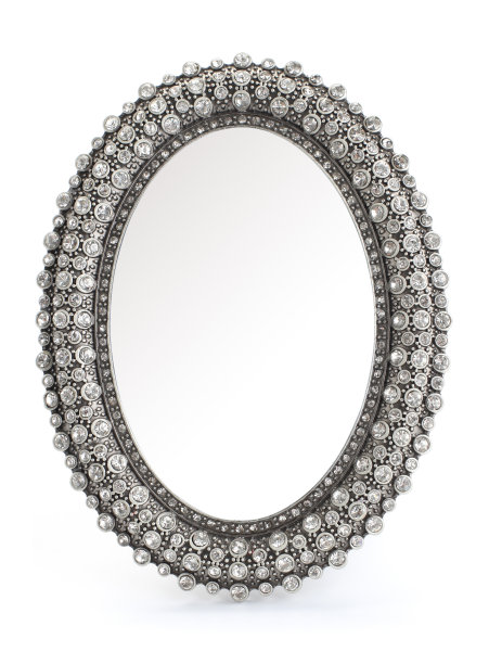 白色背景上的椭圆镶钻镜框图片下载