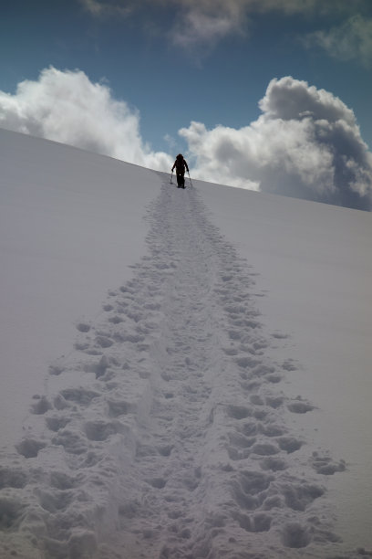穿着雪鞋走上坡图片下载