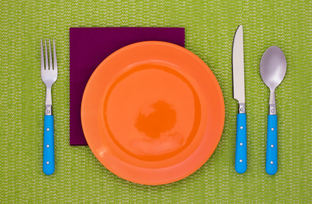 用叉子、勺子和刀清空盘子图片下载