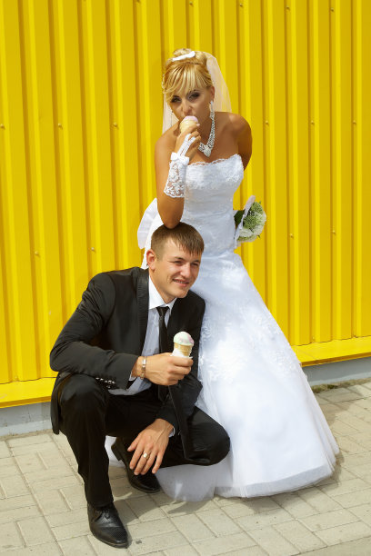 新娘和新郎吃冰淇淋图片下载