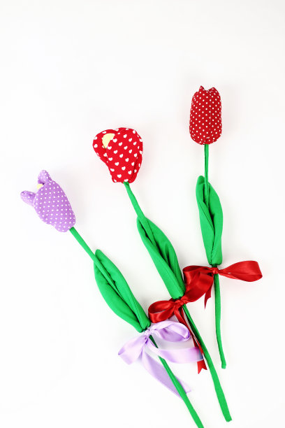 白色背景上的三朵纺织花图片下载