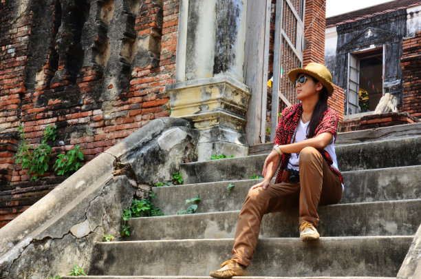 泰国大城府废墟上的泰国妇女模特肖像图片下载