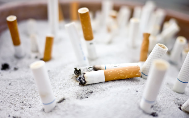 烟灰缸里的烟头图片下载