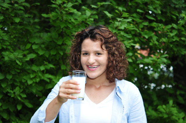 年轻女子想喝牛奶图片下载