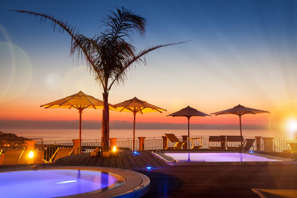 夏日:带阳伞的美丽黎明图片下载