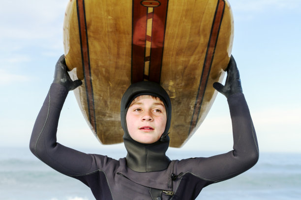 年轻的冲浪者图片下载