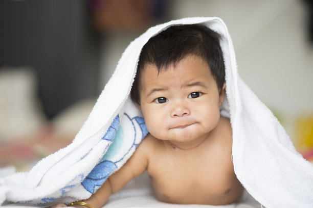 女婴藏在毛巾下面图片下载