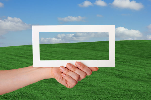 姑娘手里拿着白纸图片下载