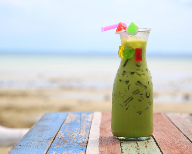 桌上有冰绿茶果冻图片下载