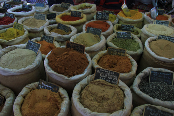 法国市场的草药和香料图片下载