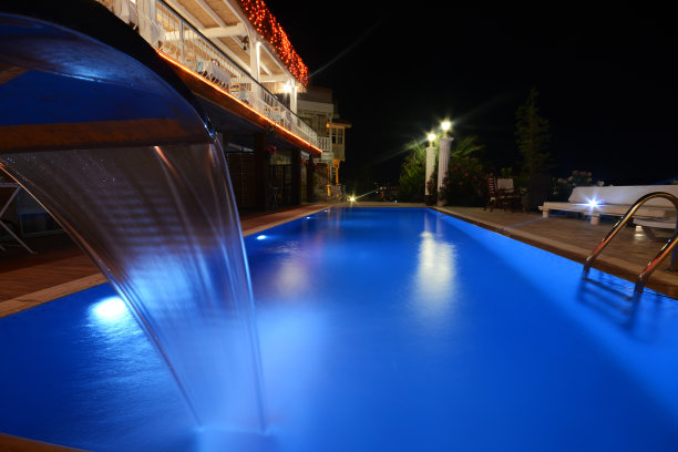 晚上的度假泳池图片下载