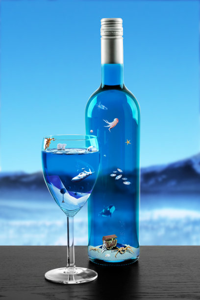 酒瓶和玻璃，里面有海底图片下载