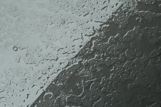 雨滴落在玻璃杯上图片下载