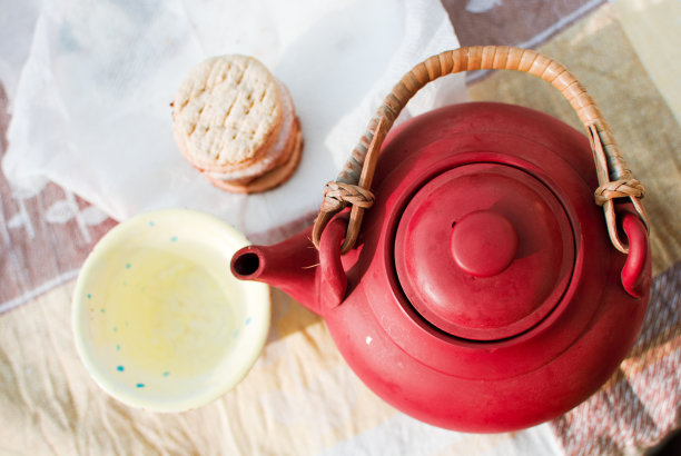 陶瓷水壶和一杯绿茶图片下载