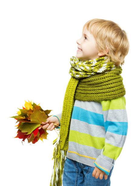 小朋友围着绿色羊毛围巾，手里拿着枫叶图片下载