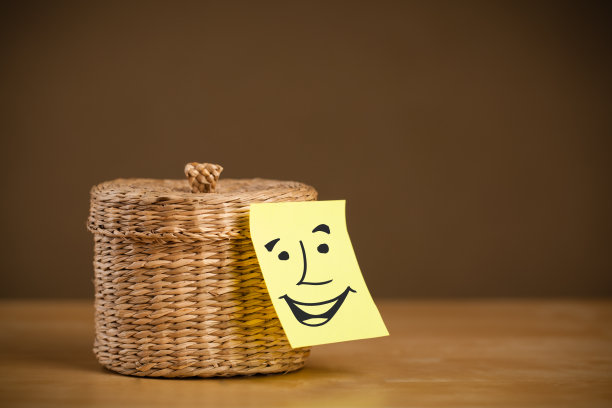 盒子上贴着笑脸的便利贴图片下载