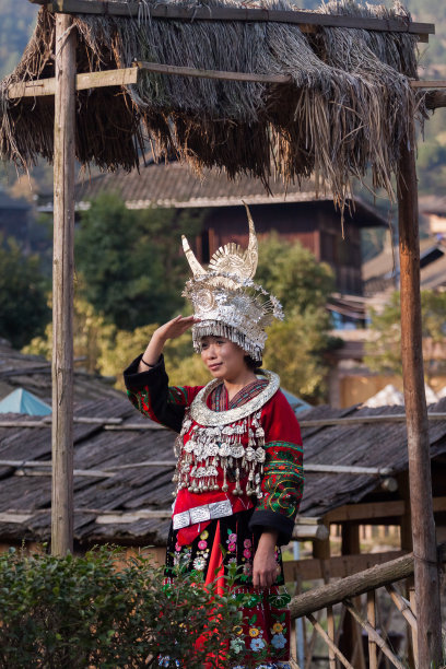 苗姑娘站在门前图片下载
