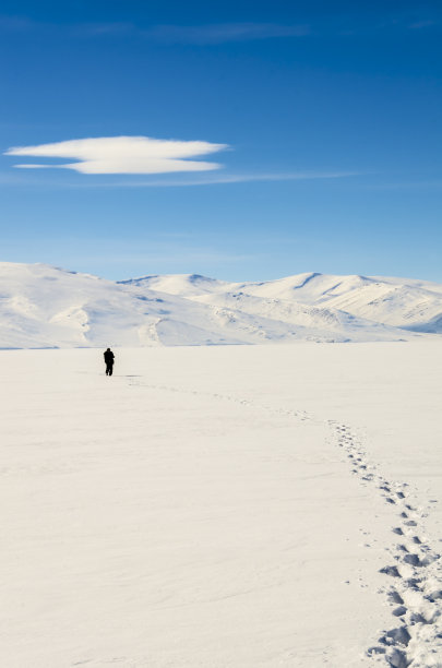 冬天冰湖孤独的人图片下载