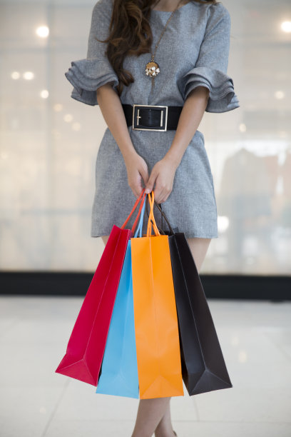 拿着购物袋的女人图片下载