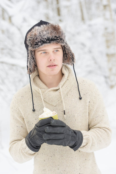 有魅力的年轻人穿着冬天的衣服图片下载