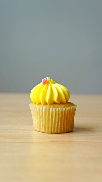 桌上有一个小蛋糕图片下载