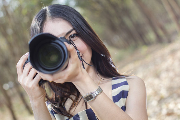 时尚的秋天女孩穿着条纹拿着相机图片下载